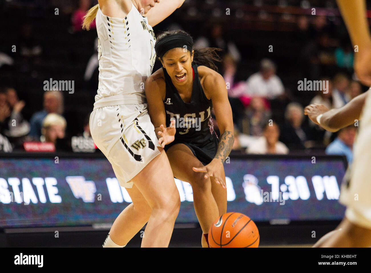 Winston-Salem, NC, Stati Uniti d'America. Xv Nov, 2017. Wake Forest Guard Alex Sharp (14) difende la Texas Southern guard Joyce Kennerson (3) nel NCAA Womens Basketball match tra Texas Meridionale e Wake Forest a LJVM Colosseo in Winston-Salem, NC. (Scott Kinser/Cal Sport Media) Credito: csm/Alamy Live News Foto Stock