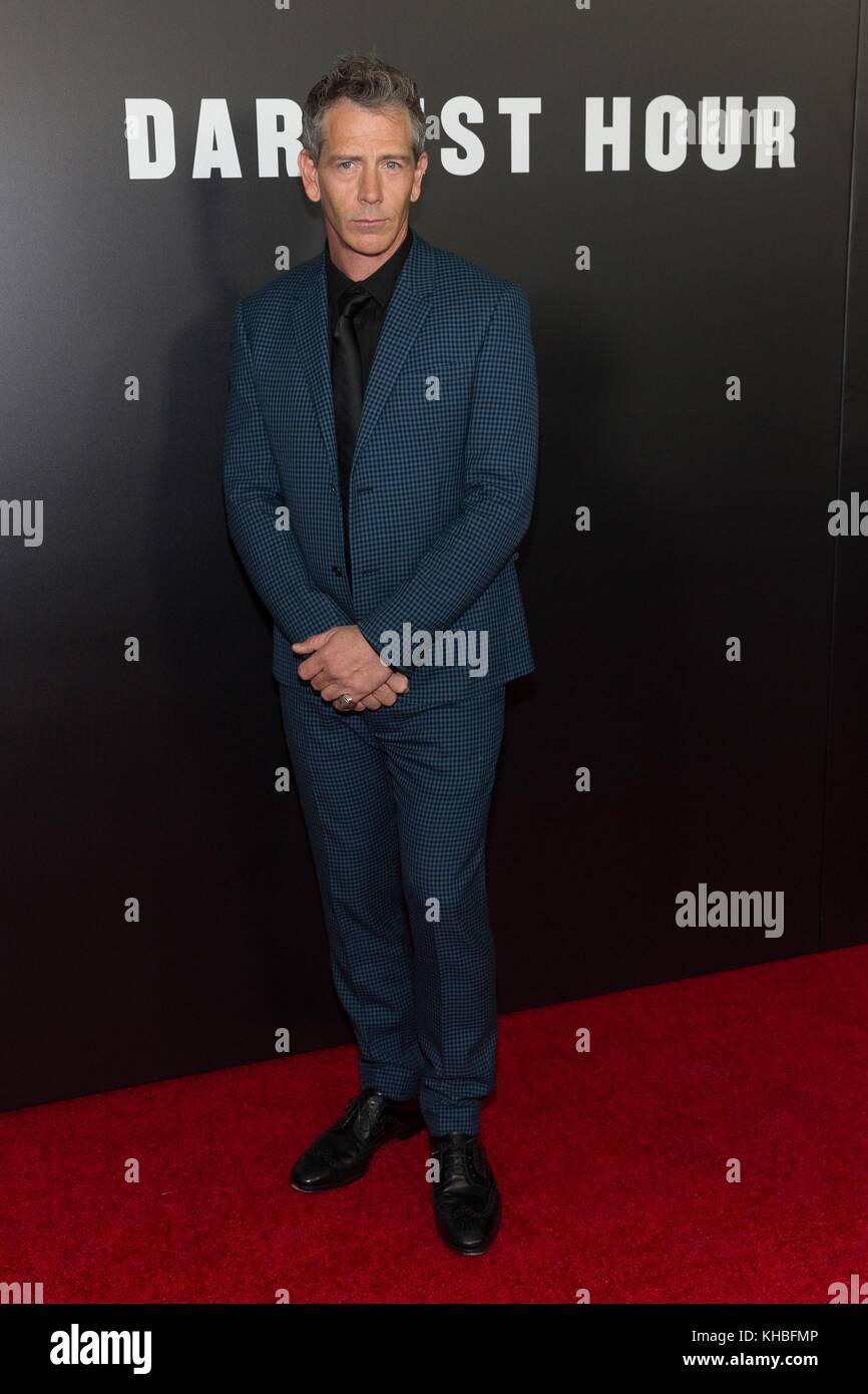 New york, ny, Stati Uniti d'America. Xv nov, 2017. ben mendelsohn presso gli arrivi per ora più buia premiere, il teatro di Parigi, new york, ny novembre 15, 2017. Credito: Jason Smith/everett raccolta/alamy live news Foto Stock