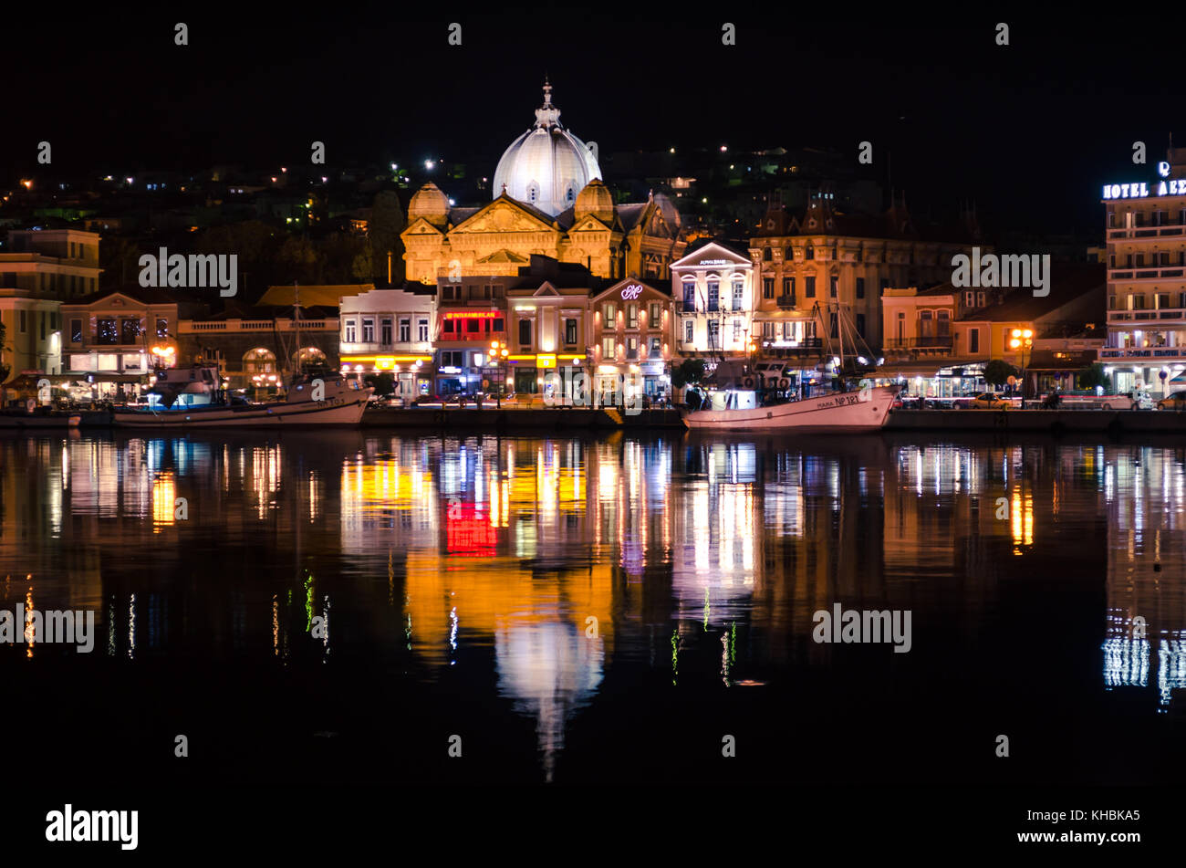 La magnifica vista del porto e della città di mytilene di notte.mytilene è la capitale e porto dell'isola di Lesbo e anche la più grande isola del Foto Stock