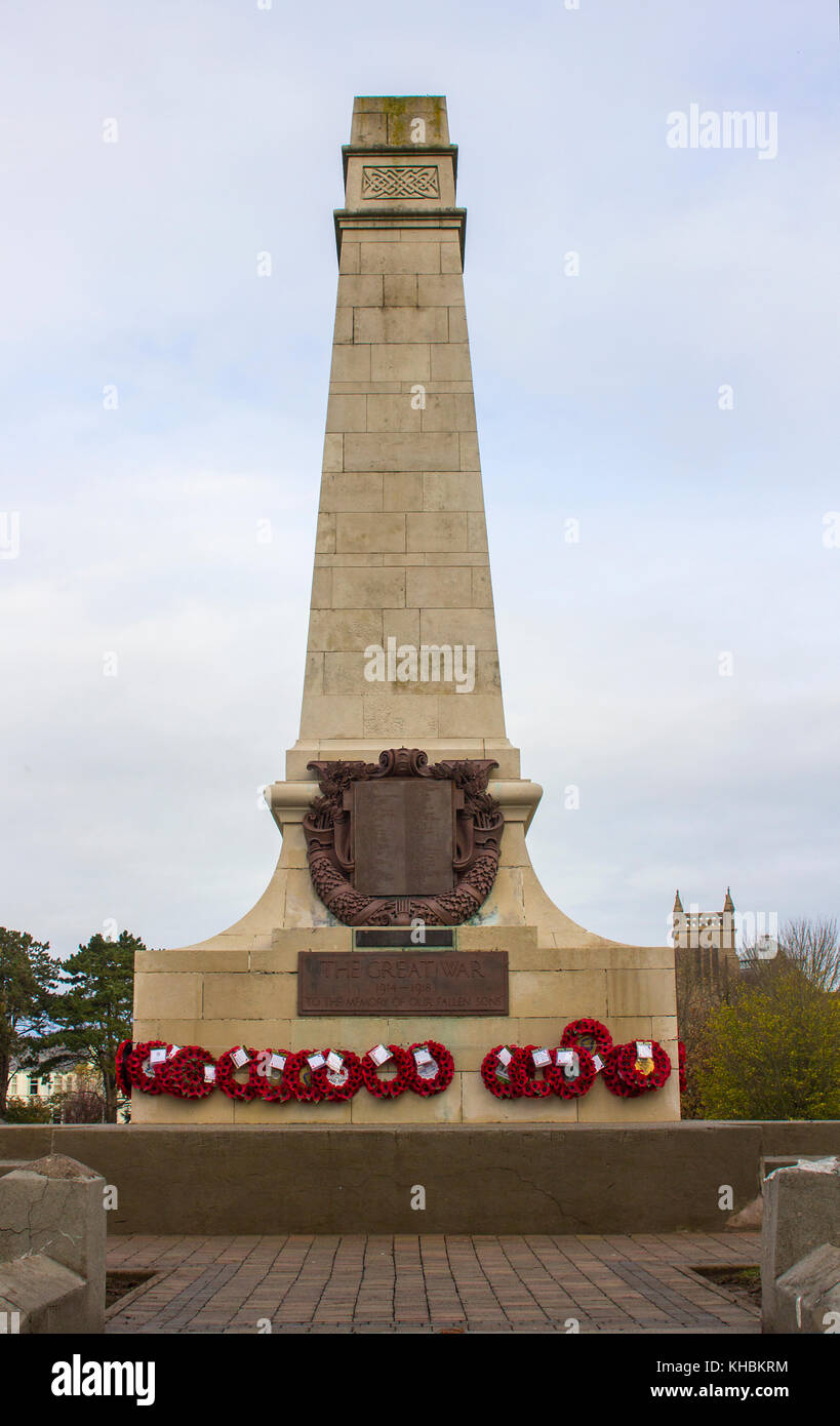 Il cenotafio e un tedesco catturato U Boat cannone in Bangor's Ward Park su un noioso mattina nella contea di Down Irlanda del Nord Foto Stock