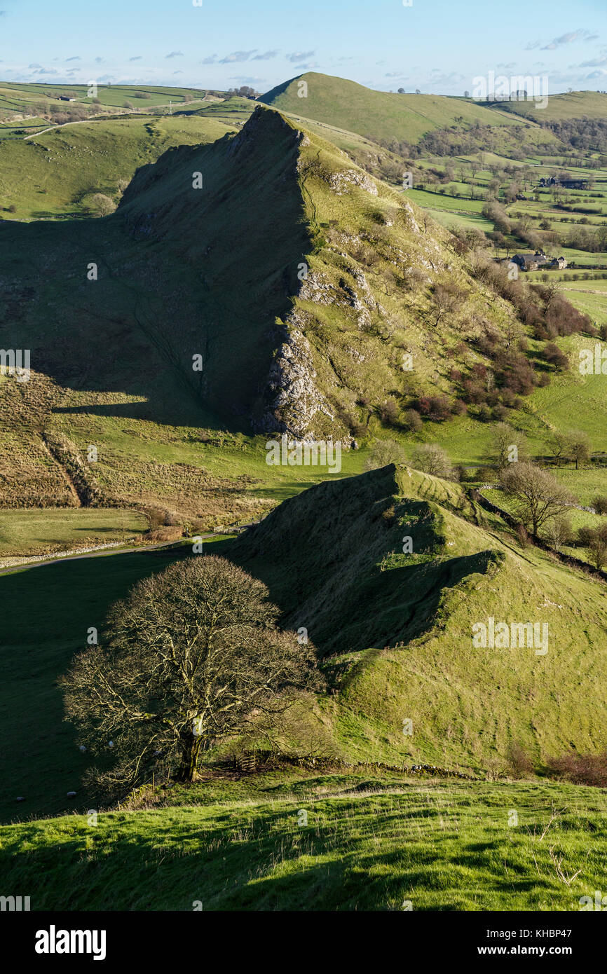 Vista verso la collina parkhouse da chrome hill, Colomba superiore Valley, il parco nazionale di Peak District, Derbyshire Foto Stock