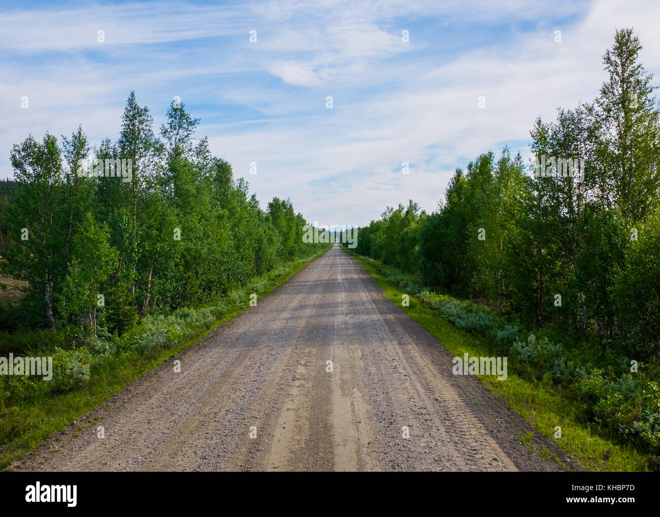 Un solitario apparentemente infinite road nel mezzo del nulla il nord della Svezia. Foto Stock