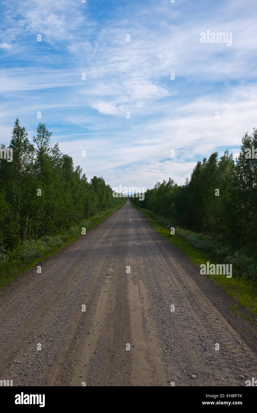 Un solitario apparentemente infinite road nel mezzo del nulla il nord della Svezia. Foto Stock