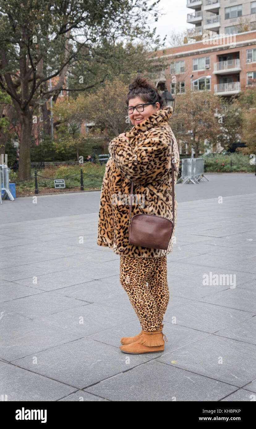 Ritratto di una donna in visita a New York che indossa a pelle di leopardo e pantaloni a pelle di leopardo camicia. Foto Stock