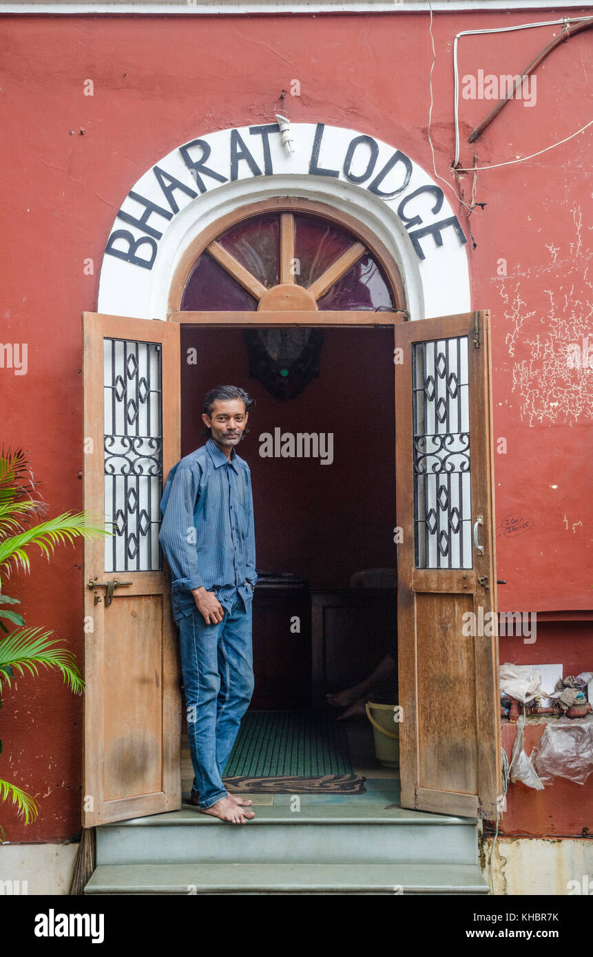 Un uomo che posano per una foto, Bharat, Lodge, Panaji, Goa, India Foto Stock