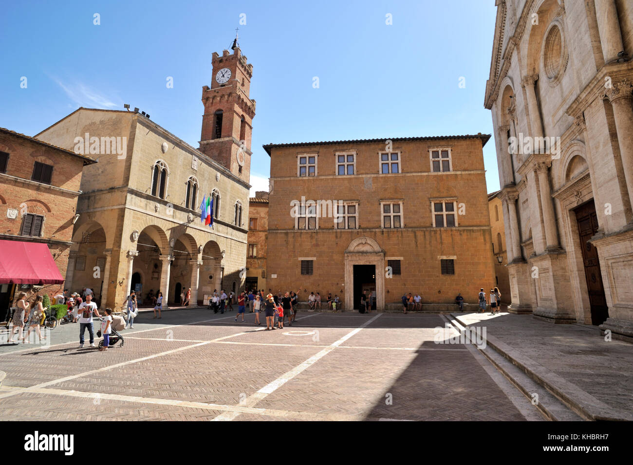 Italia, Toscana, Pienza, Piazza Pio II, municipio, palazzo vescovile e cattedrale Foto Stock