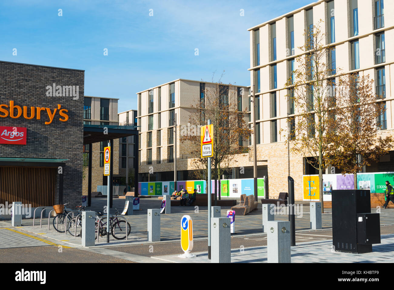 Eddington Mercato del quadrato che forma il fulcro di un marchio nuovo quartiere costruito sulla terra università, a nord-ovest di Cambridge. Cambridgeshire, Inghilterra, Regno Unito. Foto Stock