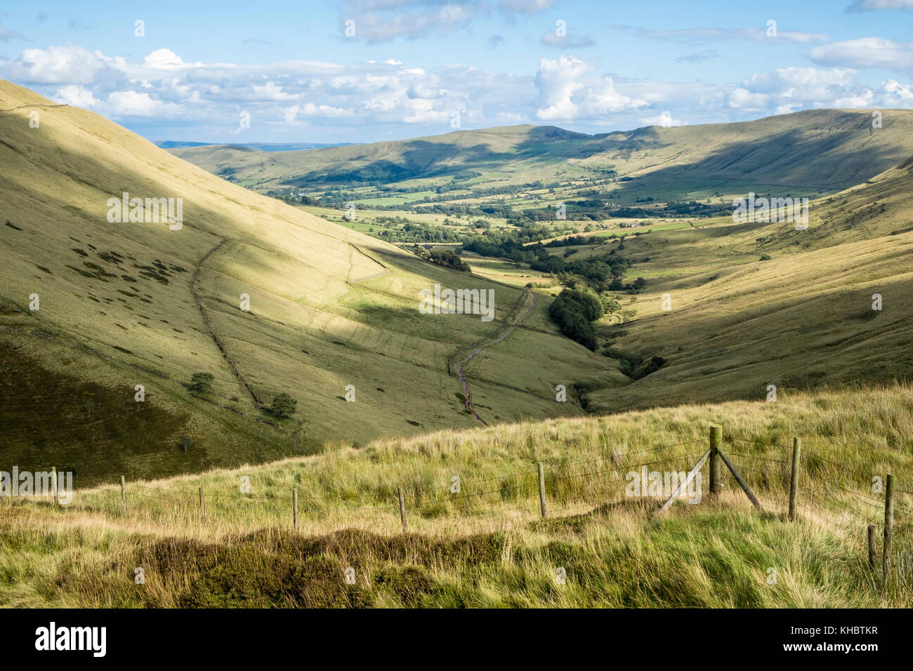 Campagna inglese e visualizzare nella valle di Edale, Derbyshire, Parco Nazionale di Peak District, England, Regno Unito Foto Stock