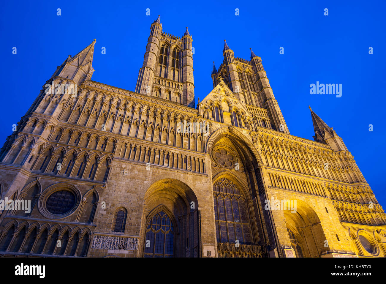 Fronte ovest della Cattedrale di Lincoln illuminata al crepuscolo, Lincoln, Lincolnshire, Inghilterra, Regno Unito, Europa Foto Stock