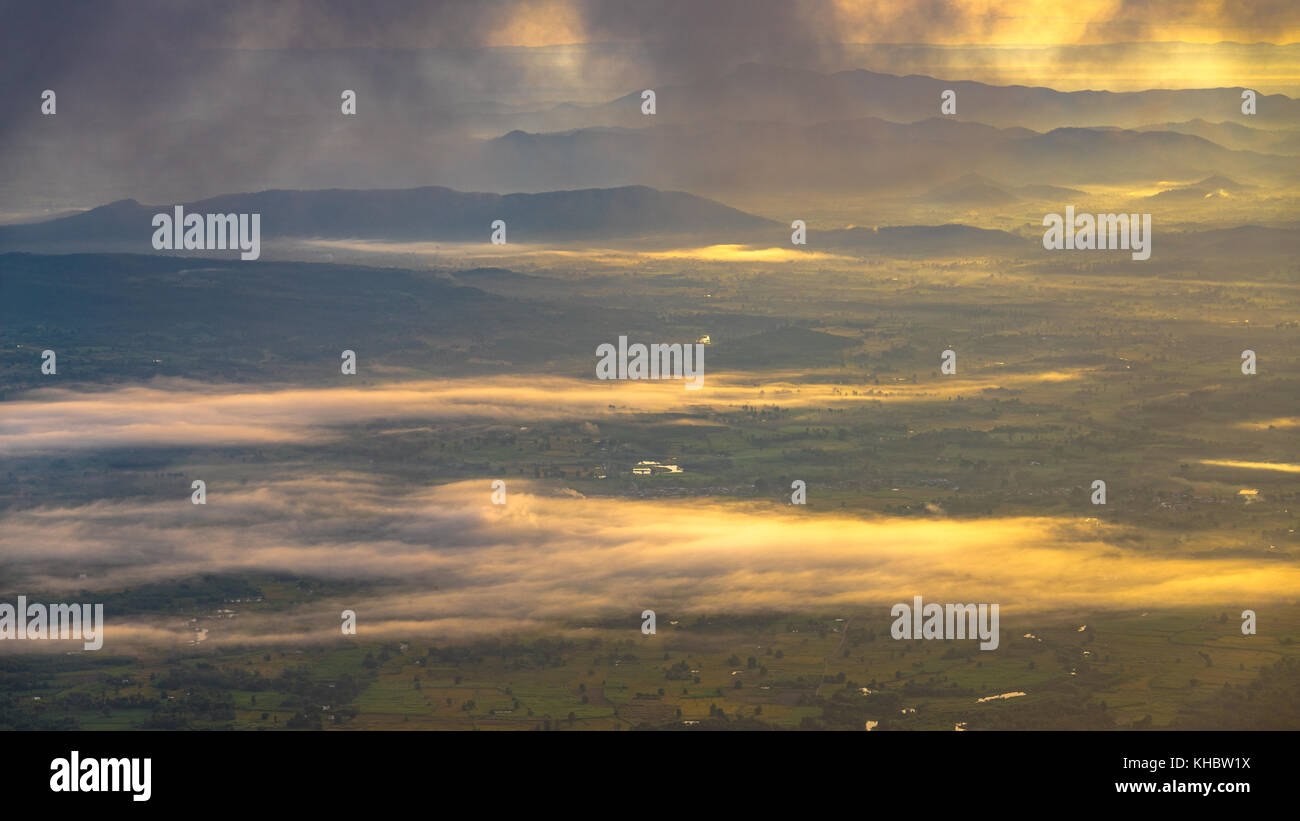 Alba a Phu Kra Dueng con nebbia, provincia di Loei, invisibile in Thailandia Foto Stock
