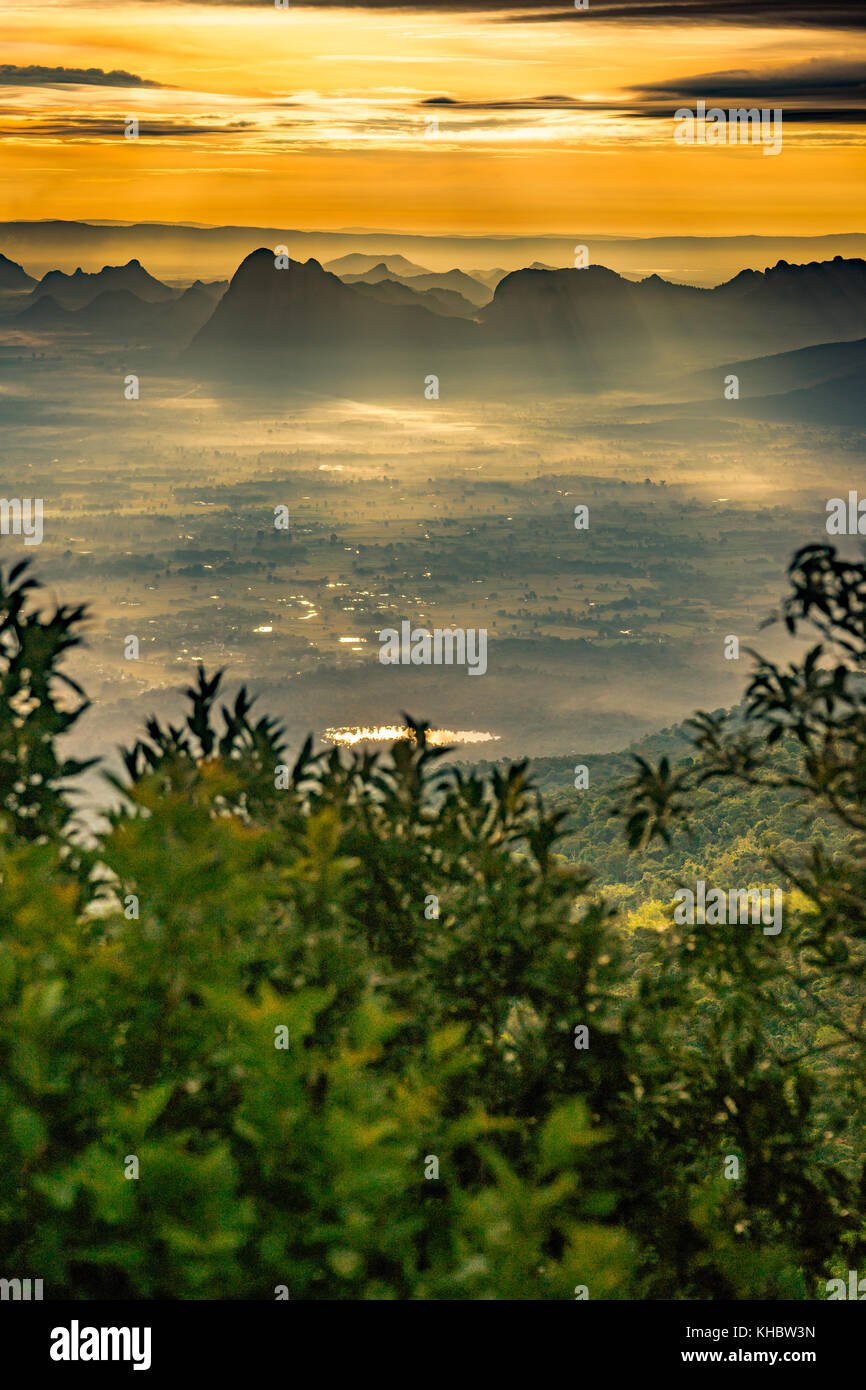 Alba a Phu Kra Dueng con nebbia, provincia di Loei, invisibile in Thailandia Foto Stock