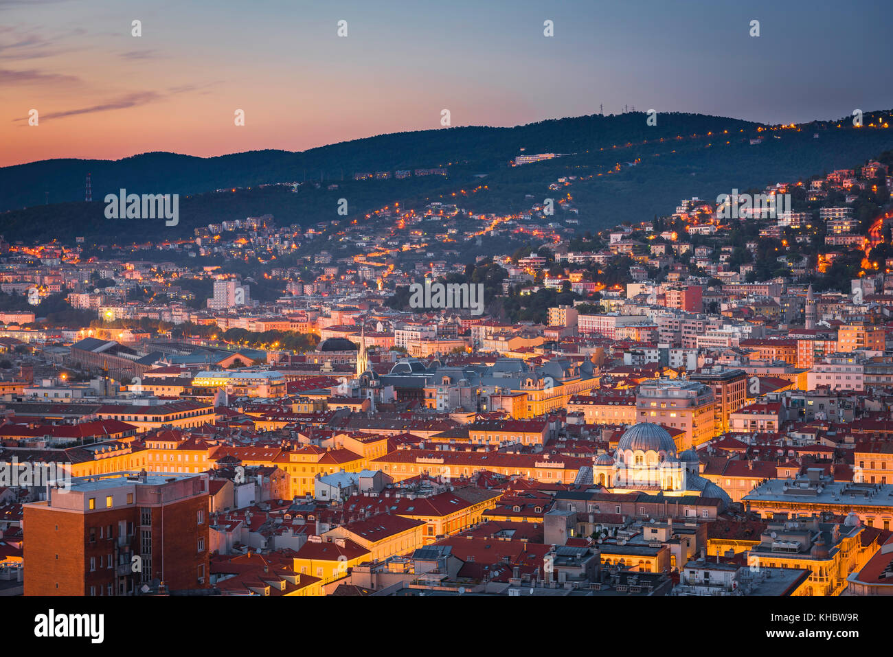 Veduta della citta' di Trieste, veduta aerea del centro illuminato della citta' di Trieste di notte, Friuli Venezia Giulia, Italia. Foto Stock