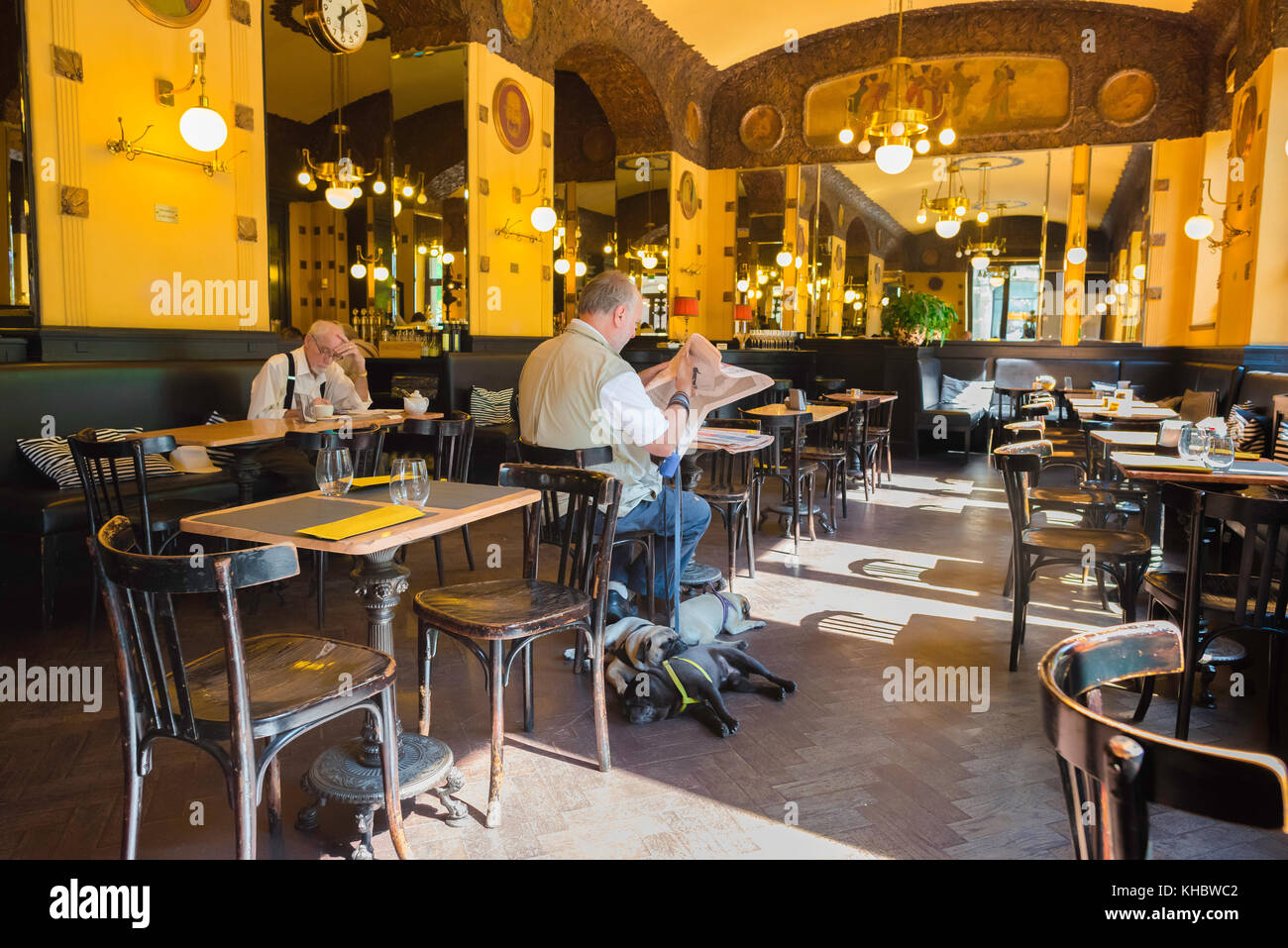 Trieste Caffe San Marco, due uomini leggere quotidiani nel caffe San Marco, una delle più antiche e famose case di caffè nella città di Trieste, Italia Foto Stock