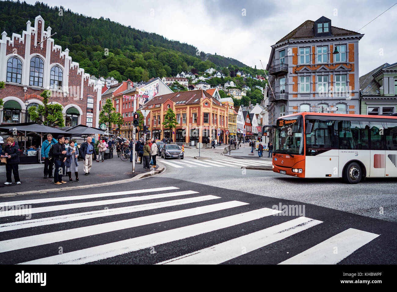 BERGEN, Norvegia - GIUGNO 15,2017: Bergen è una città e un comune in Hordaland sulla costa occidentale della Norvegia.La via centrale di Bergen in Norvegia un suo Foto Stock