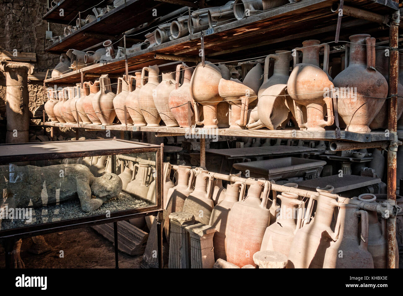 Artefatti e un corpo colato dalle rovine romane di Pompei vicino Napoli e Mt. Il Vesuvio, Campania, Italia. Foto Stock