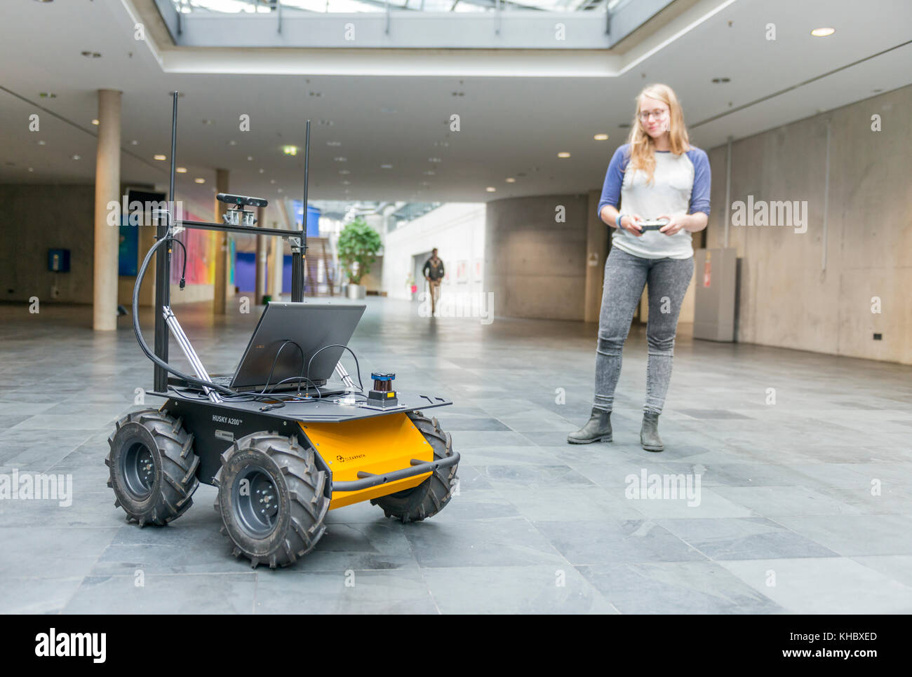 Studente controlla un robot auto, guida autonoma, Università di scienze applicate di Monaco di Baviera, Germania Foto Stock