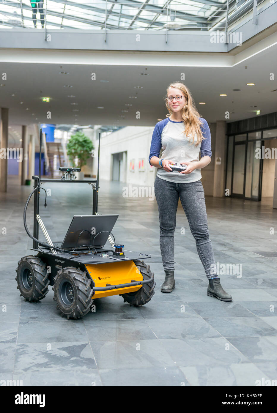 Studente controlla un robot auto, guida autonoma, Università di scienze applicate di Monaco di Baviera, Germania Foto Stock