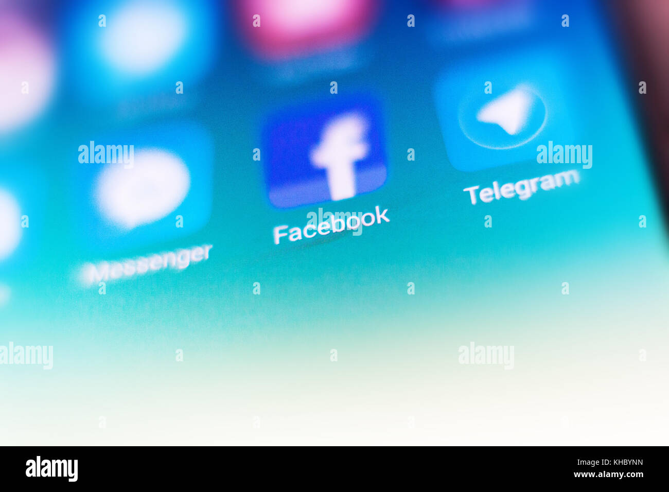Chisinau in Moldova - giugno 10, 2017: Foto macro facebook icona segno e una barra di ricerca sul telefono cellulare, Facebook è un servizio di social network, di proprietà e o Foto Stock