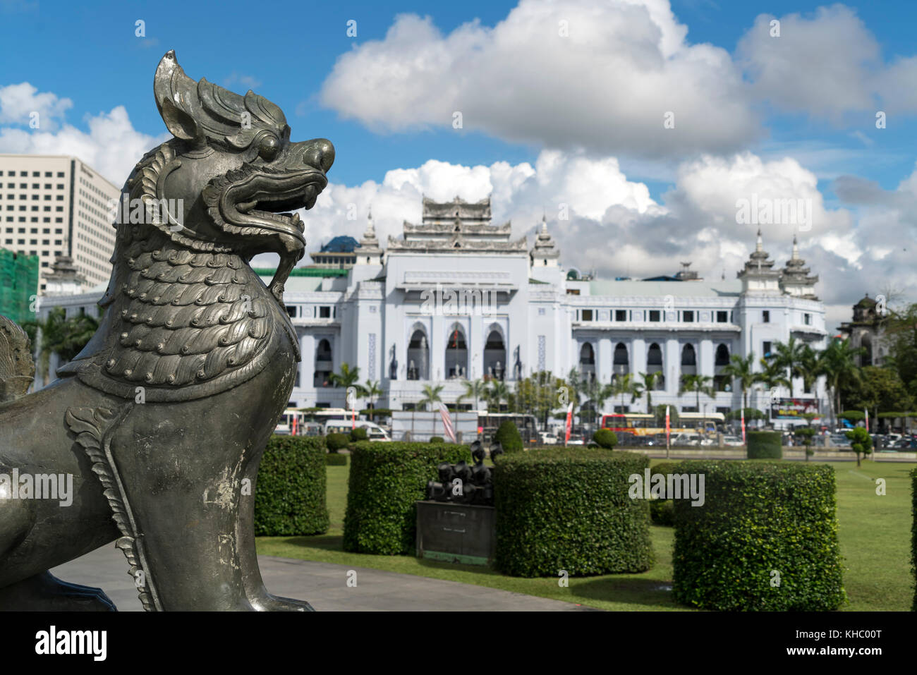 Löwenstatue vor dem Rathaus Municipio di Yangon oder Rangun, Myanmar , Asien | statua del Leone e il Municipio, Yangon o Rangoon, Myanmar, Asia Foto Stock