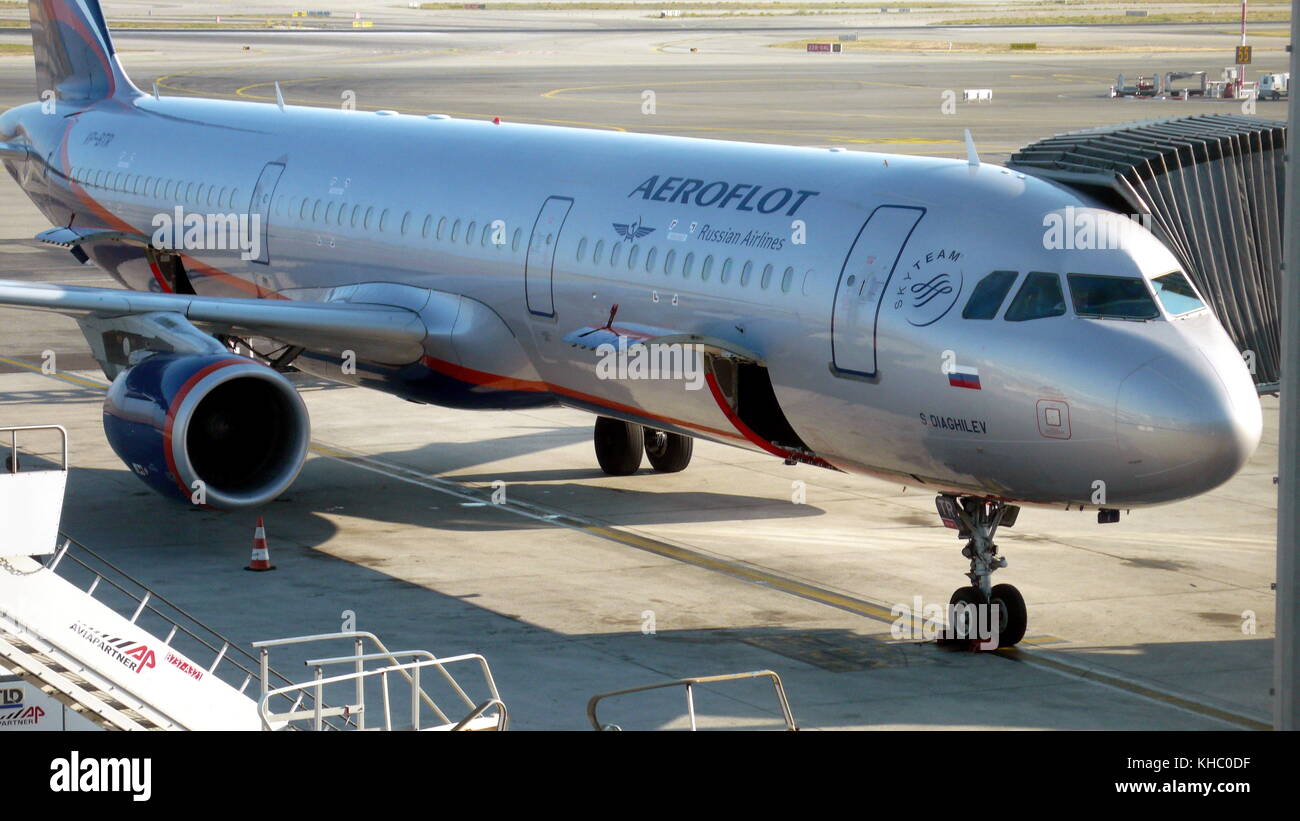 AJAXNETPHOTO. Ottobre, 2017. Nizza, Francia. - Russo Aeroflot - Airbus A321-211 CARICAMENTO AL COTE D'Azur Airport. Foto:CAROLINE BEAUMONT/AJAX REF:171410 90068 Foto Stock