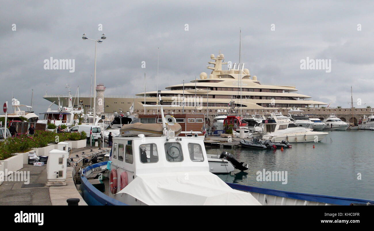 AJAXNETPHOTO. 2017. ANTIBES, Francia. - SUPERYACHT - DILBAR posseduto dal miliardario russo ALISHER USMANOV domina il porto dal suo ormeggio. Foto:CAROLINE BEAUMONT/AJAX REF:172209 80902 Foto Stock