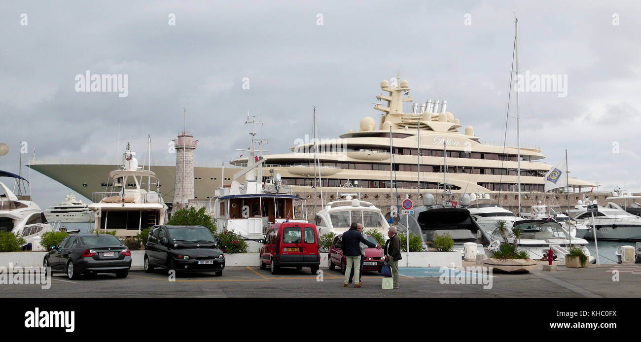 AJAXNETPHOTO. 2017. ANTIBES, Francia. - SUPERYACHT - DILBAR posseduto dal miliardario russo ALISHER USMANOV domina il porto dal suo ormeggio. Foto:CAROLINE BEAUMONT/AJAX REF:172209 80904 Foto Stock