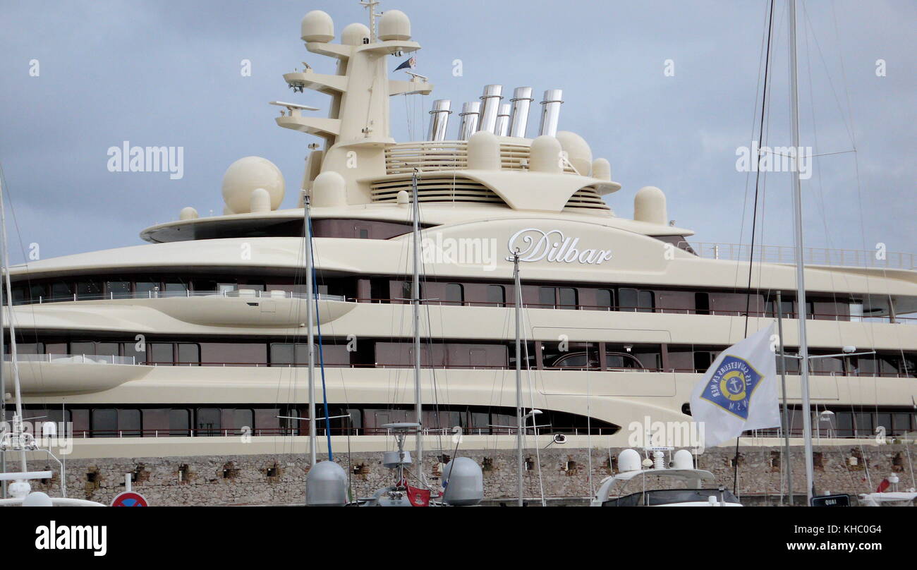 AJAXNETPHOTO. 2017. ANTIBES, Francia. - SUPERYACHT - DILBAR posseduto dal miliardario russo ALISHER USMANOV domina il porto dal suo ormeggio. Foto:CAROLINE BEAUMONT/AJAX REF:172209 80907 Foto Stock