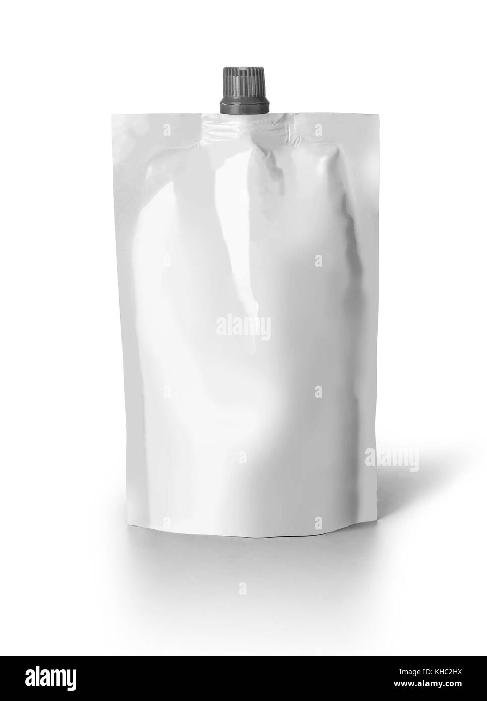 Tubo di lancio vuoto sacchetto con tappo o doy pack isolato su bianco con tracciato di ritaglio Foto Stock