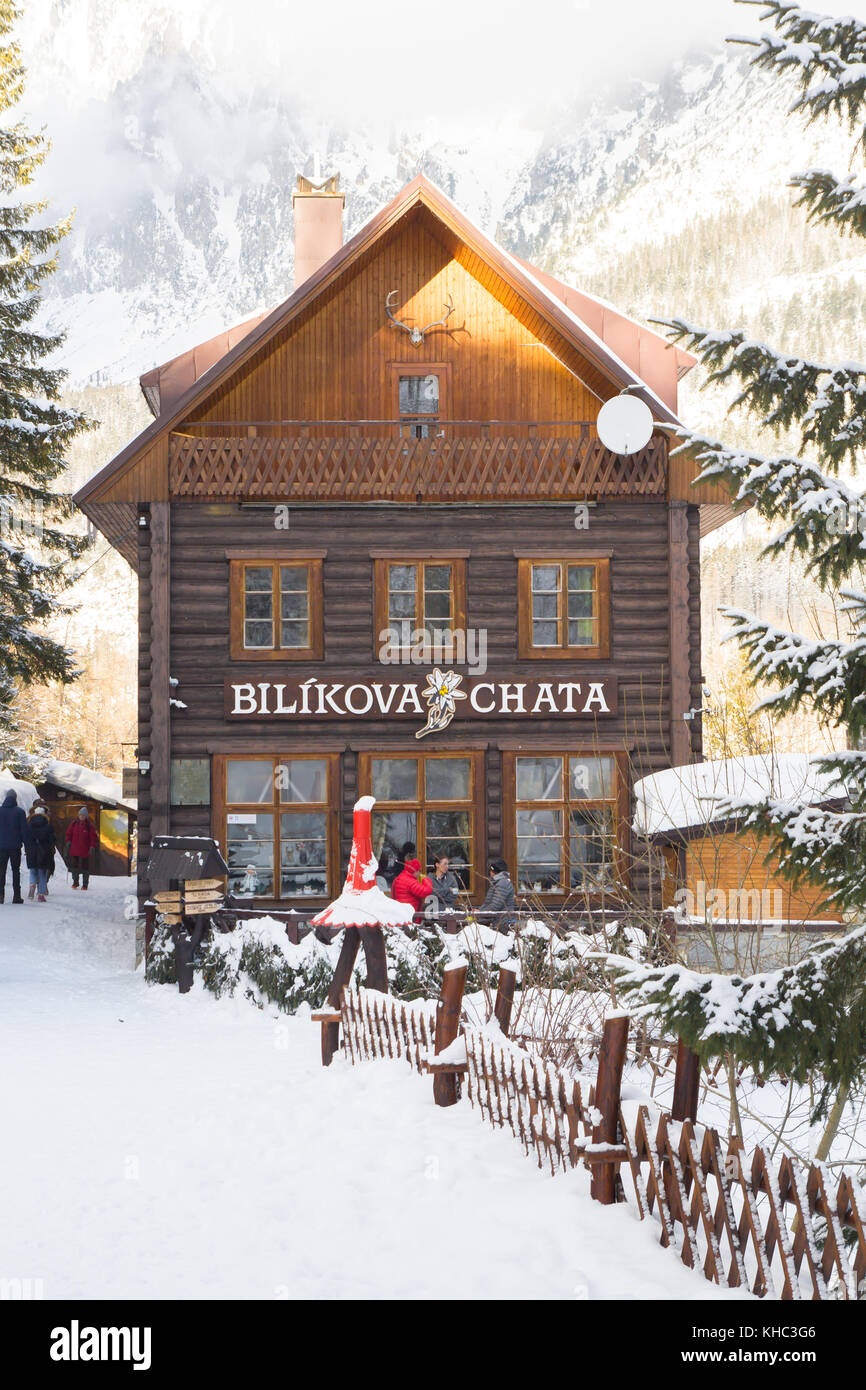 High Tatras, Slovacchia - gennaio 2016: Escursionisti invernali vicino a Bilikova chata in High Tatras, Slovacchia. Foto Stock