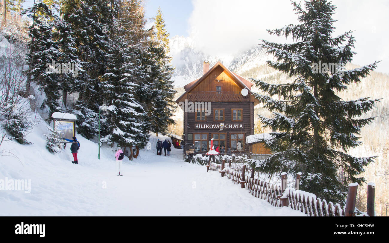 High Tatras, Slovacchia - gennaio 2016: Escursionisti invernali vicino a Bilikova chata in High Tatras, Slovacchia. Foto Stock