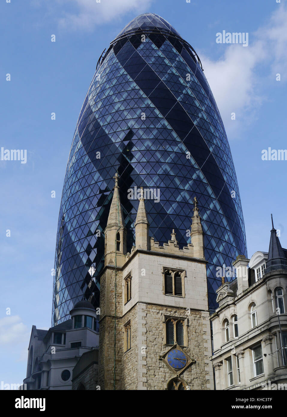 30 St Mary Axe, conosciuta come il Gherkin con la chiesa di St Andrew Undershaft in primo piano, sopravvissuta al grande incendio di Londra e al Blitz. Foto Stock