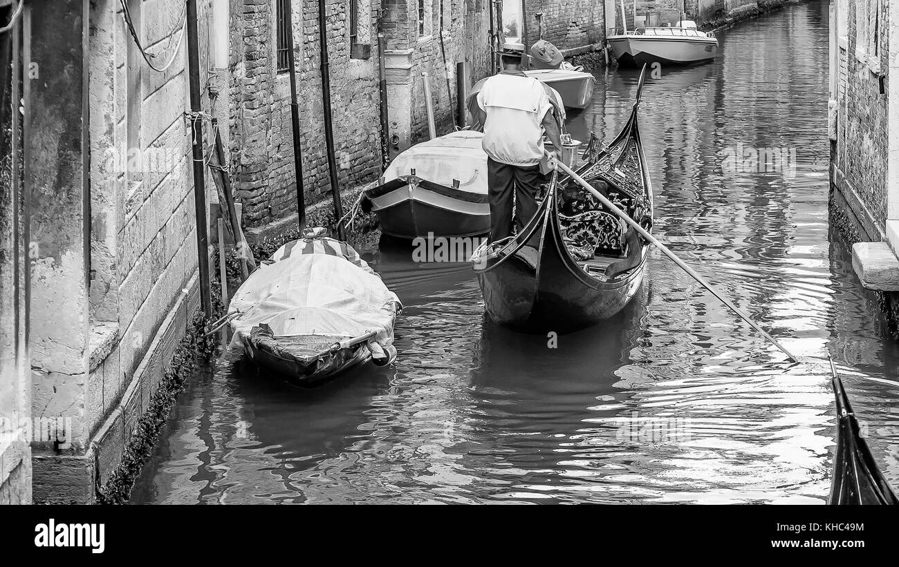 Bianco e nero gondoliere veneziano, Venezia, Italia Foto Stock