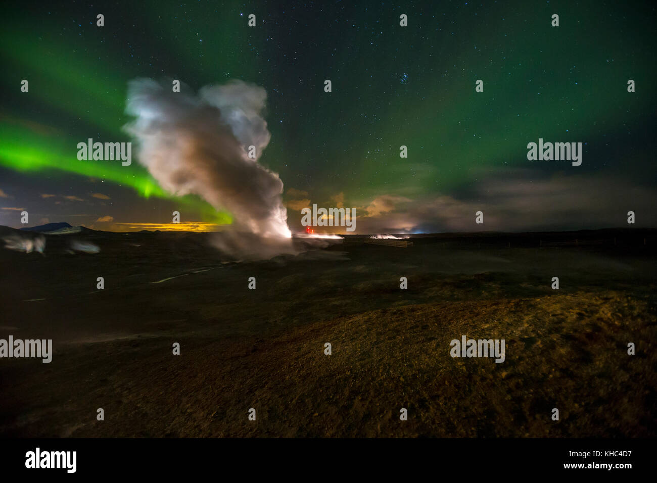 Luci del nord oltre Gunnuhver, un geyser geotermica nella penisola di Reykjanes. Foto Stock