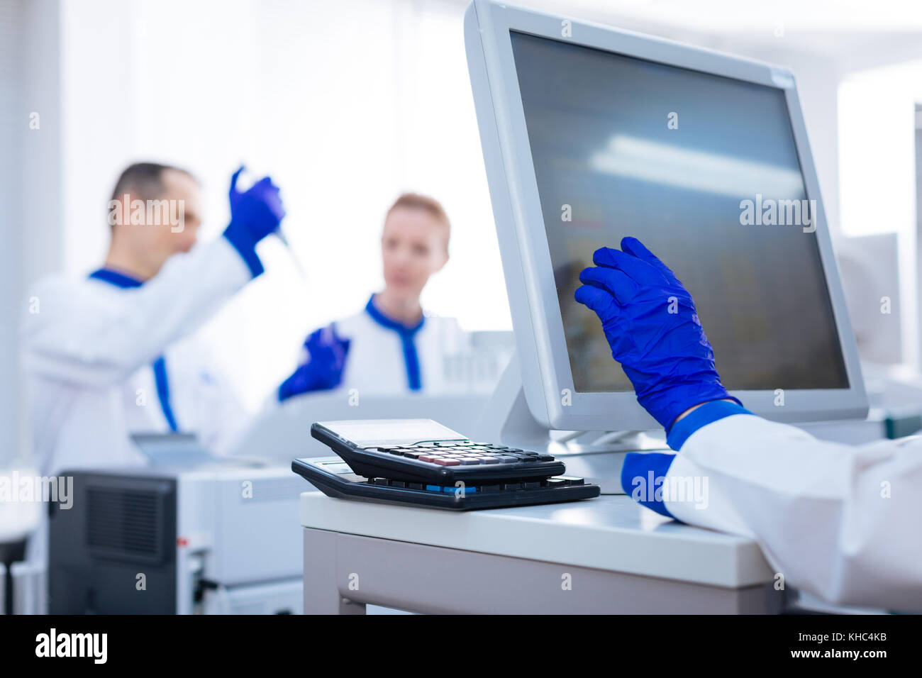 Sensore schermo moderno in piedi in laboratorio Foto Stock