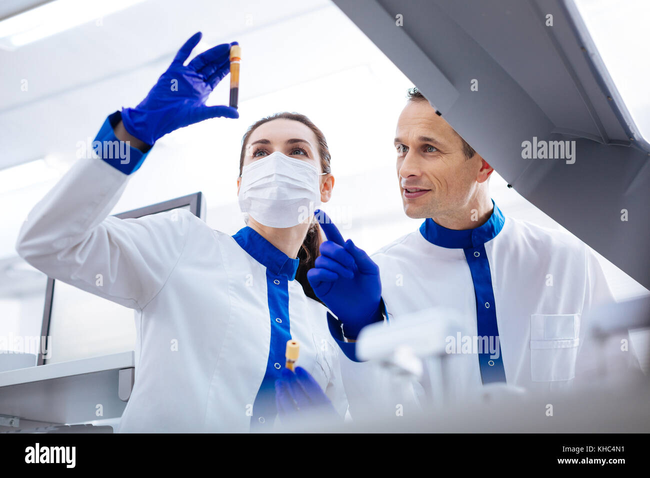 Positivo team di scienziati esaminando caso Foto Stock