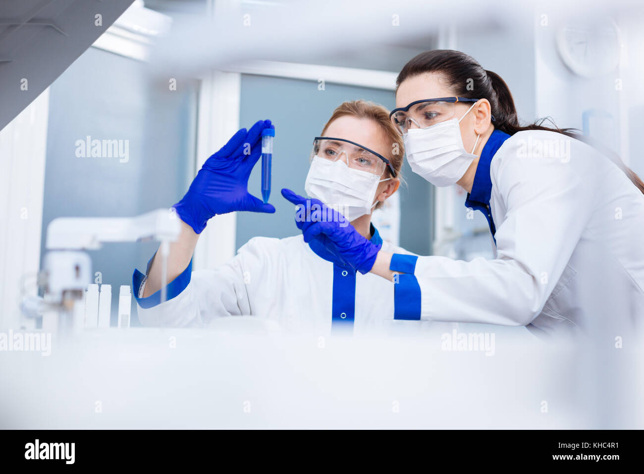 Stupiti teso ricercatori rendendo svolta Foto Stock