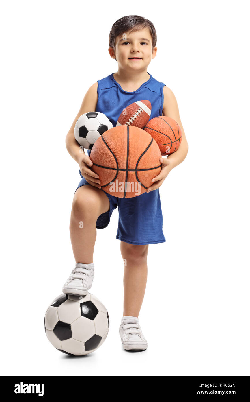 A piena lunghezza Ritratto di un ragazzino che tiene i diversi tipi di sport palle isolati su sfondo bianco Foto Stock