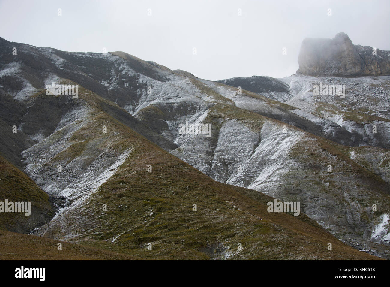 Neve fresca sulle piste alpine.Caption locale *** Svizzera Vallese, derborence, miex, alpi, pendii, valley, neve, contrasto, autunno Foto Stock