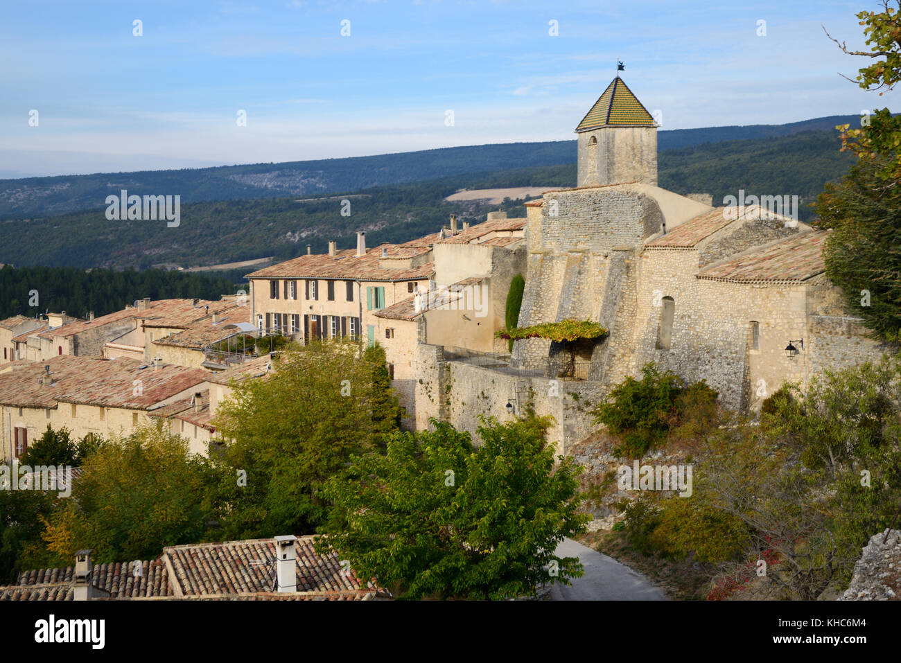 Vista sul villaggio di Aurel (vicino a Sault) Vaucluse, Provenza, Francia Foto Stock