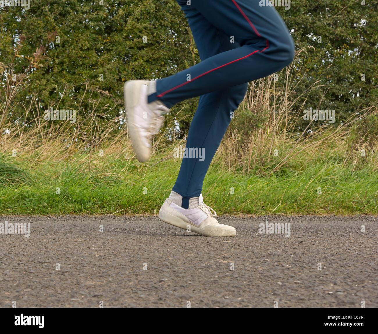 A piedi per gli amanti del jogging e formatori che mostra l'azione in esecuzione Foto Stock
