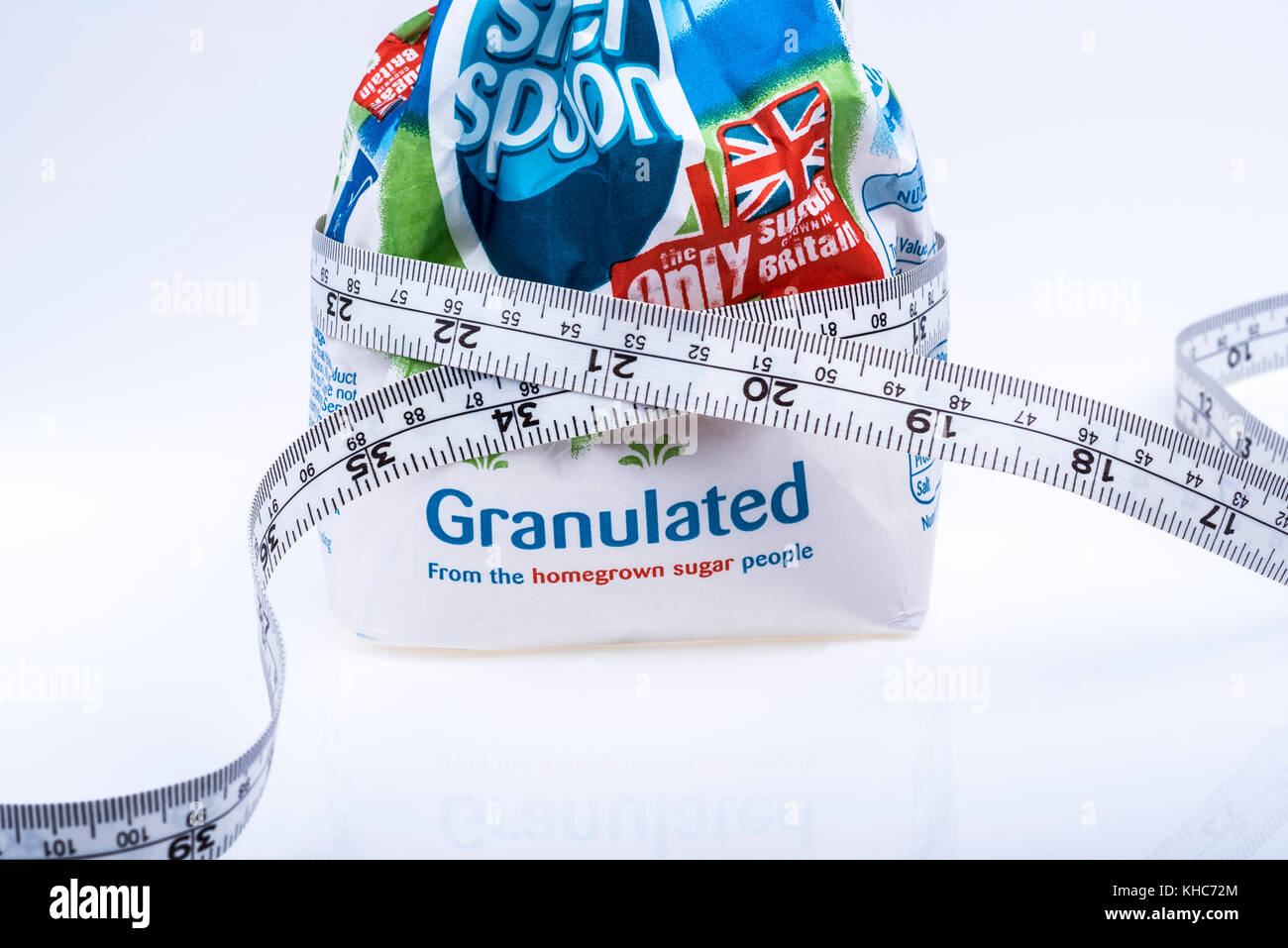 Sacchetto di zucchero con nastro di misurazione, obesità, malsana,dieta, fitness. Foto Stock