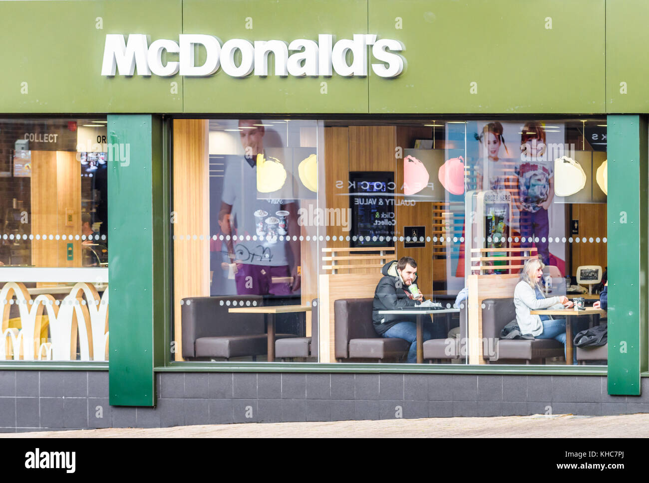 Ristorante McDonald's sulla High Street a Kettering, Inghilterra. Foto Stock