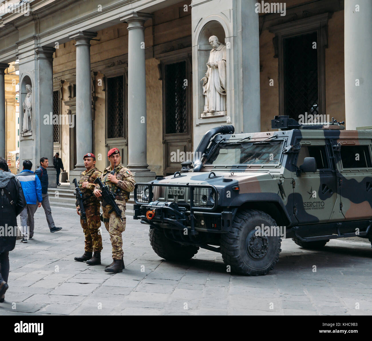 L'esercito italiano ufficiali guardia a causa della minaccia di attacchi terroristici, di fronte alla galleria degli Uffizi a Firenze, Toscana, Italia Foto Stock