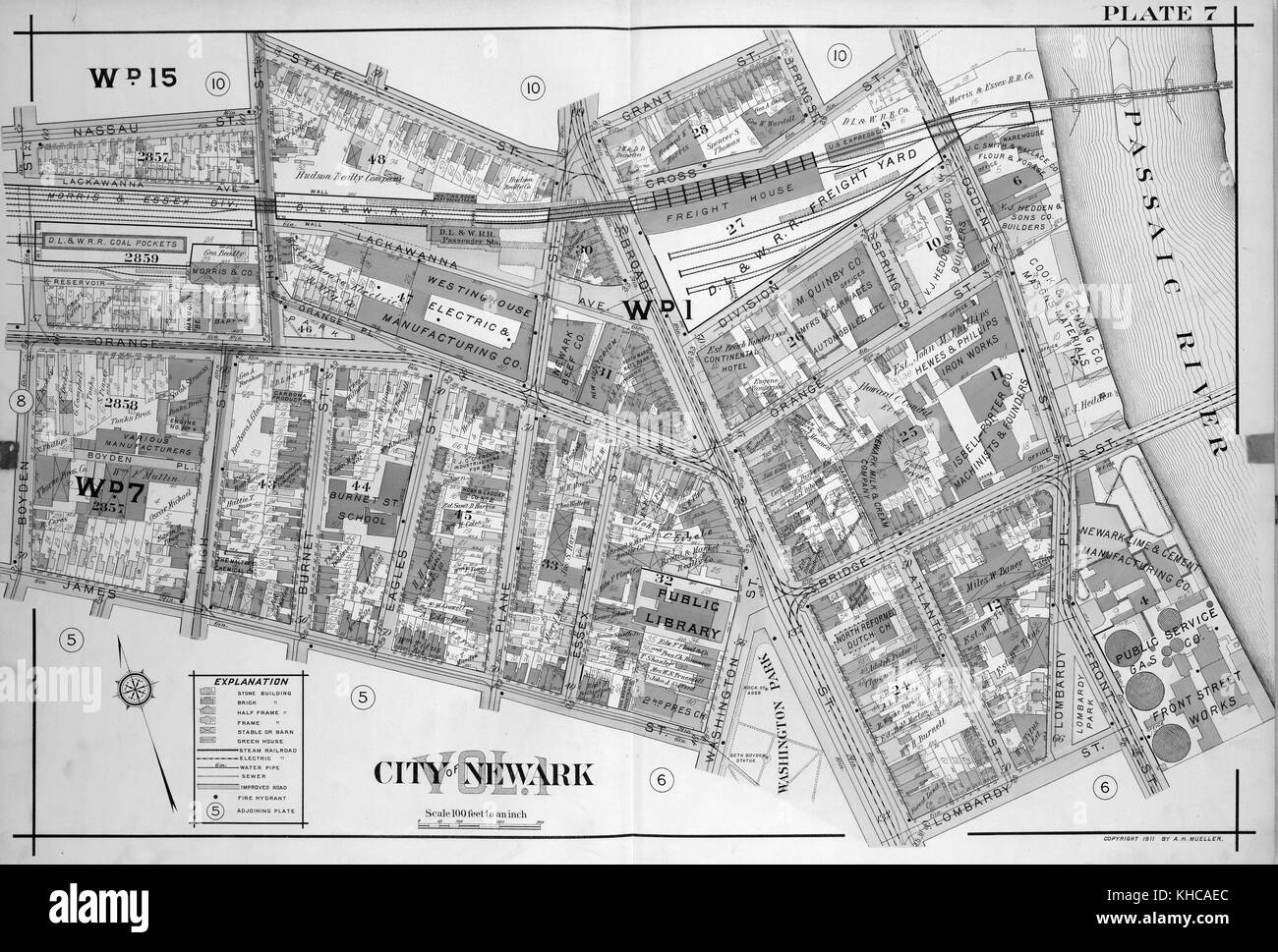 Una stampa a doppia pagina di una mappa, con codifica a colori per fornire informazioni su edifici e infrastrutture, Newark, New Jersey, 1911. Dalla New York Public Library. Foto Stock