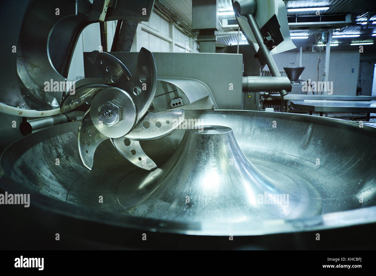 Taglierina o il tritacarne per la trasformazione della carne nell industria alimentare per impianto di trasformazione della carne. Foto Stock