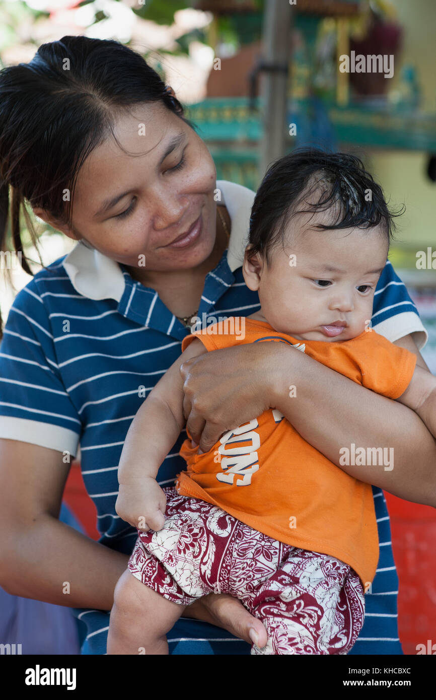 Madre e bambino, villaggio Ta Chet, comune di Somroang Yea, distretto di Puok, provincia di Siem Reap, Cambogia Foto Stock