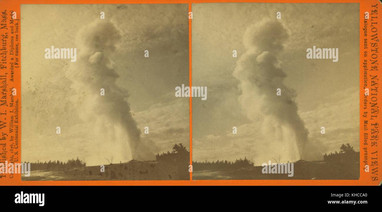 Scheda stereografica raffigurante l'eruzione Old Faithful da est, vicino alla vista, la scheda è contrassegnata con Yellowstone National Park Views, Wyoming, 1876. Dalla New York Public Library. Foto Stock