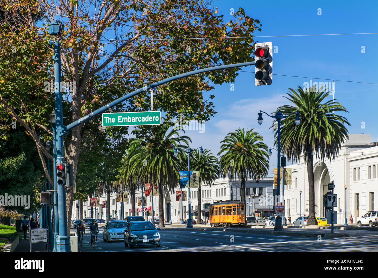 Embarcadero SAN FRANCISCO con palme di colore autunnale con tipico tram di San Francisco e cartello stradale San Francisco California USA Foto Stock