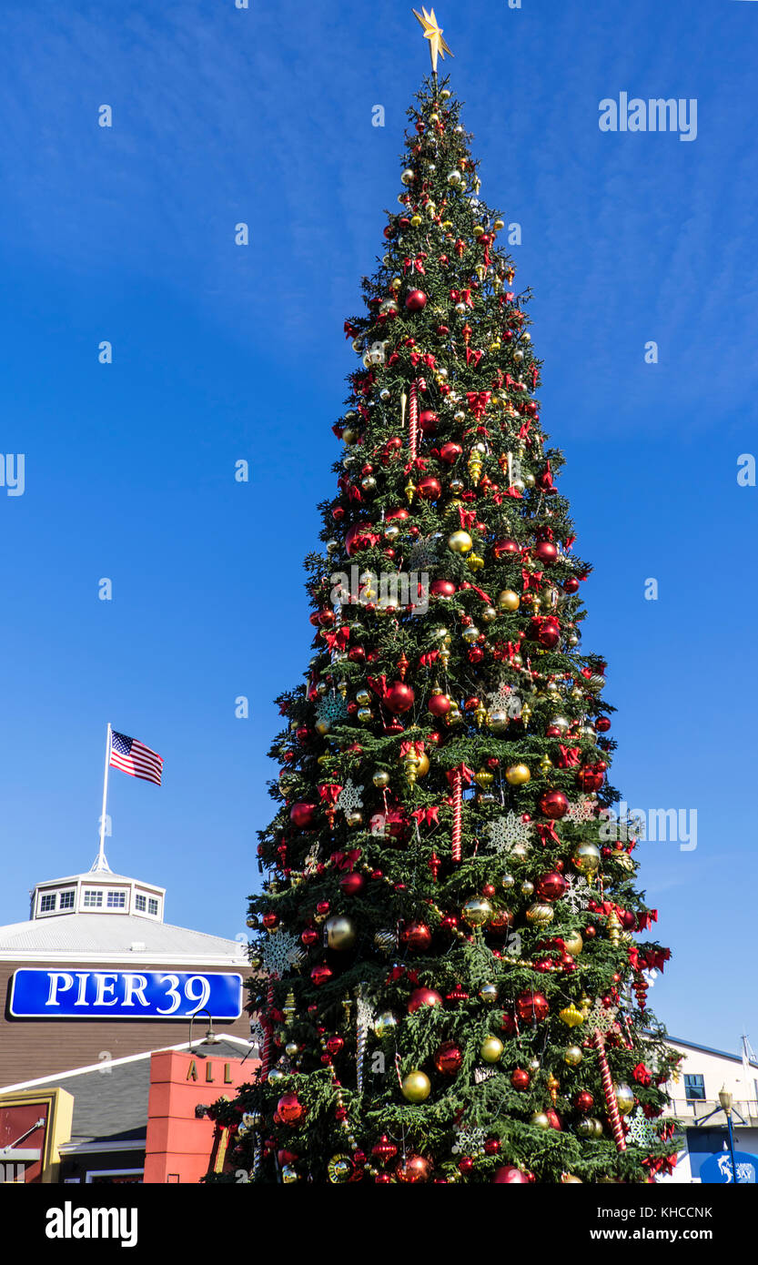 ALBERO di Natale DEL RINGRAZIAMENTO fuori dal popolare complesso turistico Pier 39 con Stelle e strisce US Flag Flying Embarcadero San Francisco California USA Foto Stock