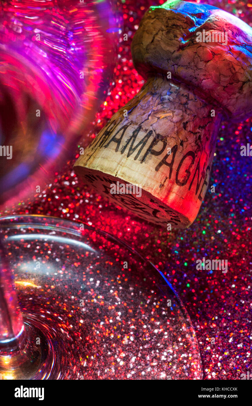 Tappo dello Champagne e vetro nel lusso divertimento party frizzante celebrazione situazione Foto Stock